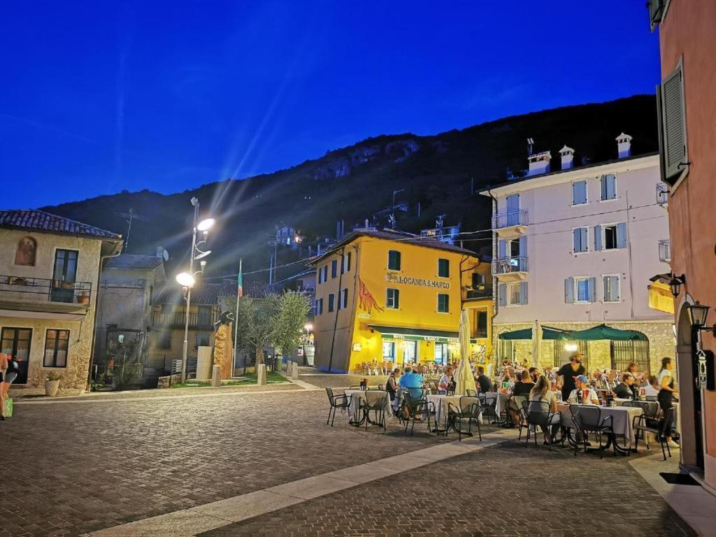 Attico Nel Borgo Apartment Torri Del Benaco Exterior foto